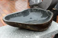 Waschbecken aus Basalt mit unregelmäßiger Form