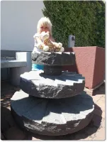 Wasserspiel aus Naturstein Granit mit 3 Etagen zur Gartengestaltung