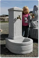 Zierbrunnen aus massivem Granit für die Gartengestaltung