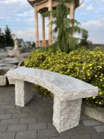 Gartenbank aus Granit mit polierter Sitzfläche
