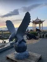 Adler auf Weltkugel im Abendlicht