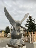 Großer Adler aus Blaustein mit Kugel