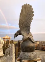 Adler auf Kugel im Regenbogen