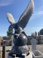 Kolossaler Adler aus Naturstein auf Kugel
