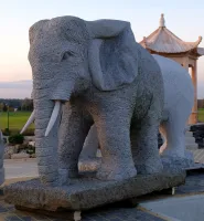 Afrikanischer Elefant aus Granit für den Garten