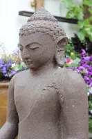 Buddha aus Naturstein Rhyolith Detail