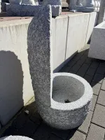 Brunnen aus Granit von hinten