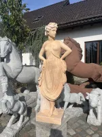 Die Skulptur 'Tänzerin mit den Armen in den Hüften'