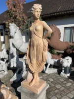 Skulptur der Tänzerin auf Sockel