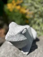 Frosch aus dem grauem Granit für den Gartenteich