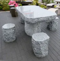 Gartenmöbel mit Steinhocker und Tisch aus Granit