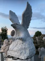 Großer Adler aus Naturstein Granit am Abend