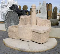 Natürlich belassener Granitbrunnen für die Gartengestaltung