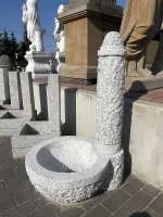 Granitbrunnen gespitzt