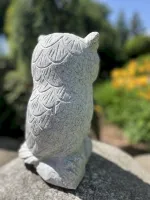 Tierfigur Graniteule mit Efeu im Hintergrund