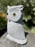 Steinfigur einer Eule aus Granit