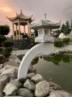 Steinlaterne im Abendlicht am Koiteich