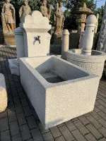 Steinbrunnen aus Granit mit längs gestelltem Becken