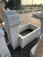 Rückseite des Steinbrunnen aus grauem Granit