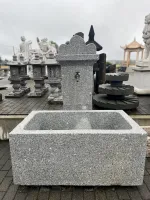 Vorderansicht mit quer gestelltem Brunnenbecken