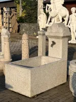 Steinbrunnen mit Becken und Säule aus Granit