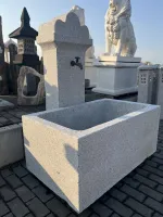 Steinbrunnen aus Granit mit quer gestelltem Becken