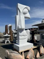 Moderne minimalistische Bueste aus Marmor für den Garten