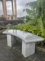 Natursteinbank mit polierter Oberfläche