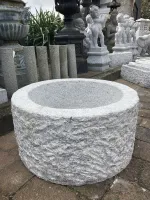 Steintrog aus grauen Granit