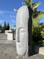 Seitenprofil der schlafenden Frau- eine Skulptur für die Gartendekoration.