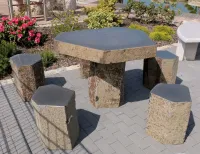 Sitzgarnitur für den Garten aus Basalt