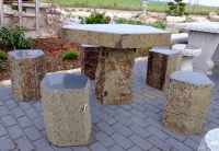 Sitzgarnitur aus Basalt mit Tisch und fünf Pollern