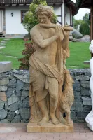 Skulptur des Dionysos mit Flöte