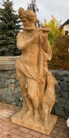 Skulptur des griechischen Gottes Dionysos mit Flöte