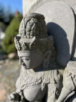 Detail des Kopfes der Skulptur