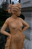 Skulptur Tänzerin mit den Armen in den Hüften