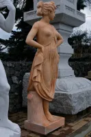 Skulptur Tänzerin aus rotem Marmor in Seitenansicht