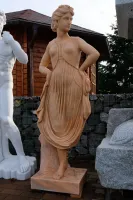 Die Skulptur 'Tänzerin mit den Armen in den Hüften'