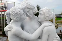 Detail der drei Grazien aus Naturstein Marmor