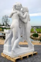 Seitenansicht der Skulpturengruppe die drei Grazien