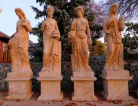 Statuen vier Jahreszeiten im Abendrot