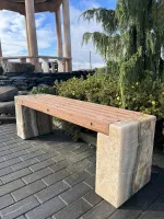 Steinbank aus Onyx mit Auflage aus Holzimitat