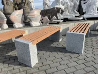 Zwei Steinbänke aus grauem Granit mit Auflage aus recyceltem Kunststoff