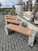 Steinbänke aus Granit und Onyx mit Auflage aus Holzimitat