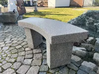 Steinbank Wien mit geschwungener Sitzfläche für den Garten