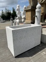 Steinbrunnen aus grauem Granit