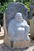 Buddha aus Basalt aus dem Naturstein gehauen