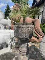 Steinkübel mit Fuß aus Lava