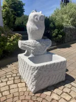 Granitkübel mit Eule Seitenansicht