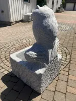 Granitkübel mit Eule von hinten